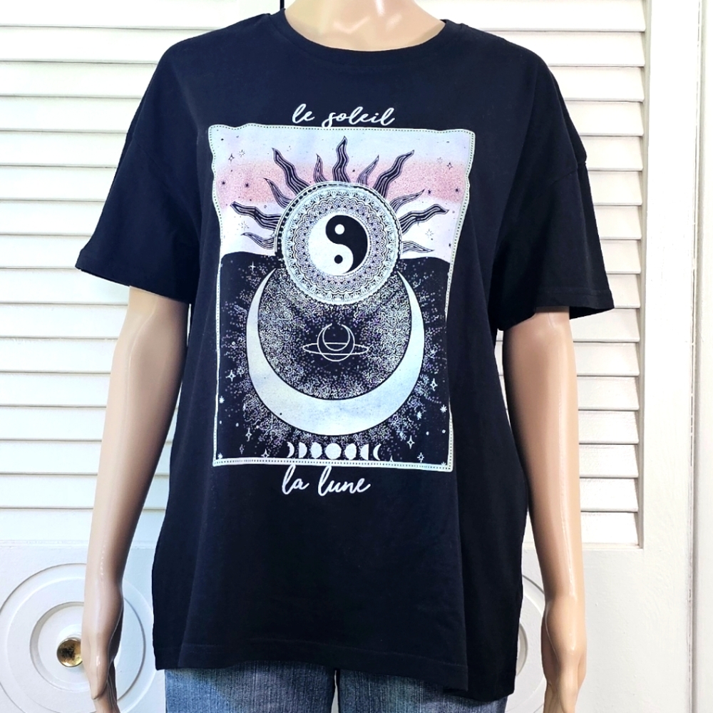 NWT✨Yin Yang Sun Moon T-Shirt